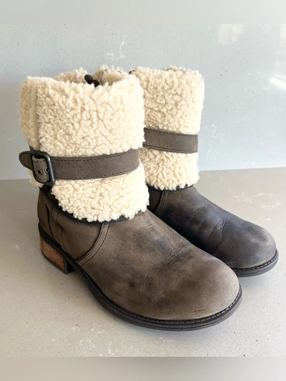 UGG Blayre Winter Ankle Boots Womens Size 6 Dark Olive Leather Sheepskin Cuff